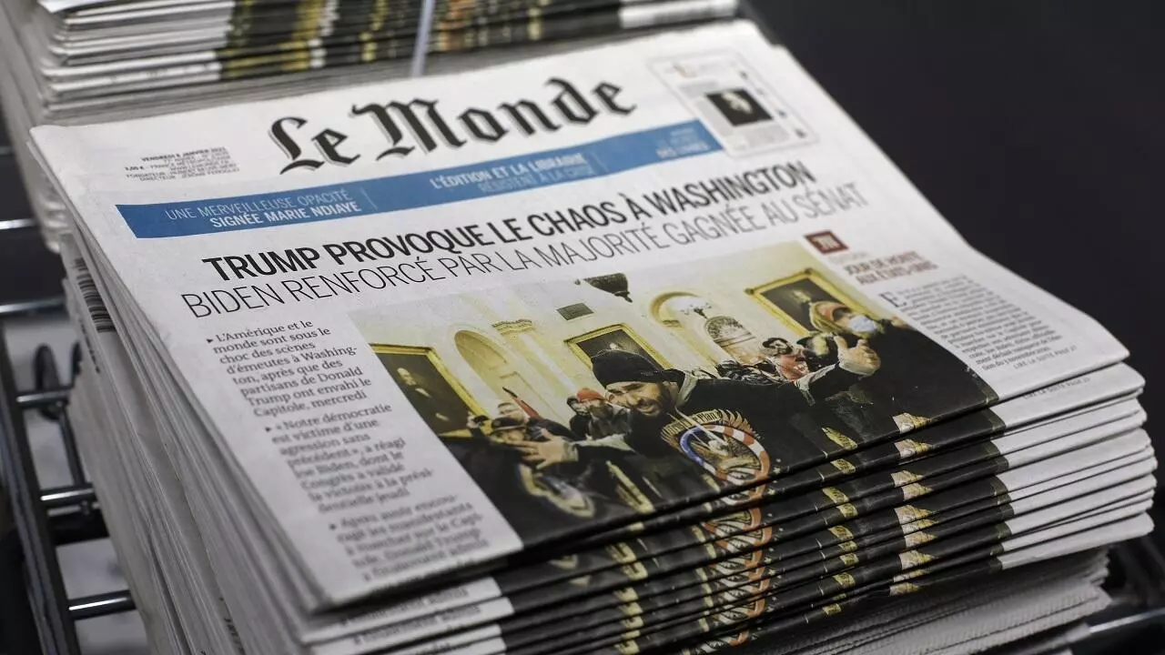 ドナルド・トランプ支持者によるアメリカ国会議事堂への攻撃の翌日、2021年1月7日のフランスの日刊紙ル・モンドのニューコム。AP - ティボー・カミュ