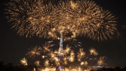 フランスのナショナルデーの機会に、2022年7月14日にパリのエッフェル塔のふもとにあるシャン・ド・マルスで花火が打ち上げられます。© AP / ルイス・ジョリー