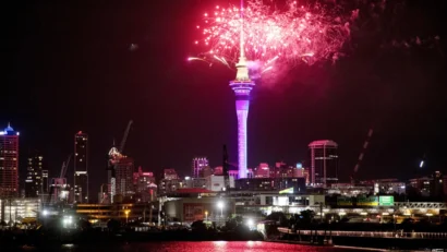 2023年は東洋から始まる。オークランドのスカイタワーで花火が打ち上げられ、祝賀会がスタートします。ニュージーランドは世界で最も早く新年を迎えた国の一つです。