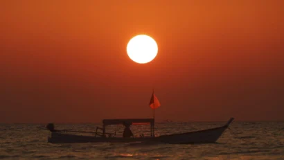 今日の夕方、西部のラカイン州の波の上に、ビルマで2022年最後の夕日が沈んだ。 © Aung Shine Oo / AP