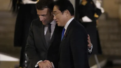 フランスのエマニュエル・マクロン大統領（左）と日本の岸田文雄首相、2023年1月9日月曜日、パリのエリゼ宮殿でAP - フランソワ・モリ