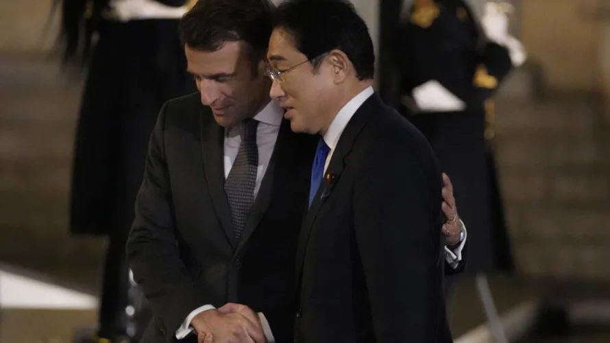 フランスのエマニュエル・マクロン大統領(左)と日本の岸田文雄首相、2023年1月9日月曜日、パリのエリゼ宮殿でAP - フランソワ・モリ