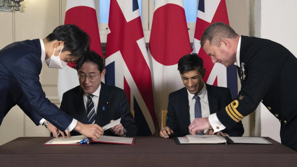 2023年1月11日水曜日、ロンドン塔での二国間会議で、英国のスナク・リシ首相と日本の岸田文雄首相は防衛協定に署名した。AP - カールコート