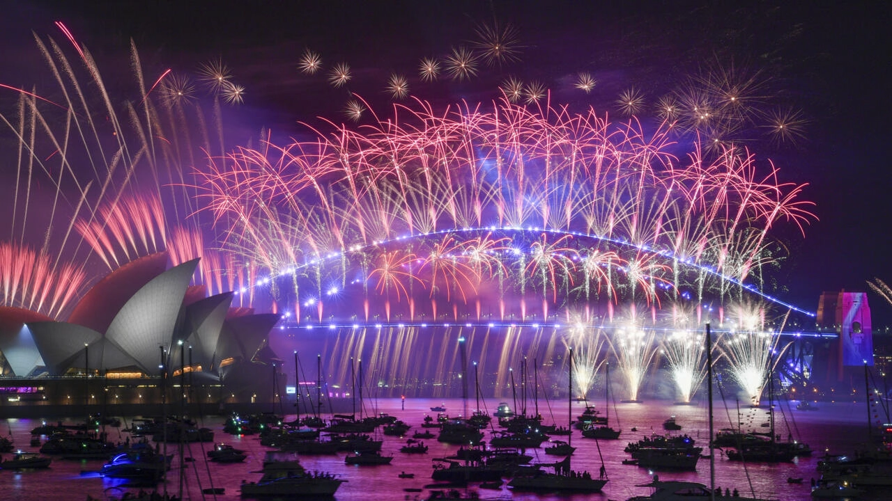 新年を祝うオーストラリア、シドニーのオペラハウスとハーバーブリッジ。