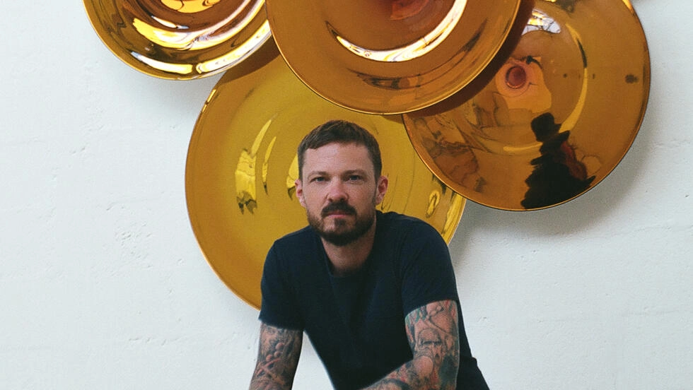 ジェレミー・マクスウェル・ウィントレバートは芸術と美術工芸品を融合させ、彼の息は物質を生み出します