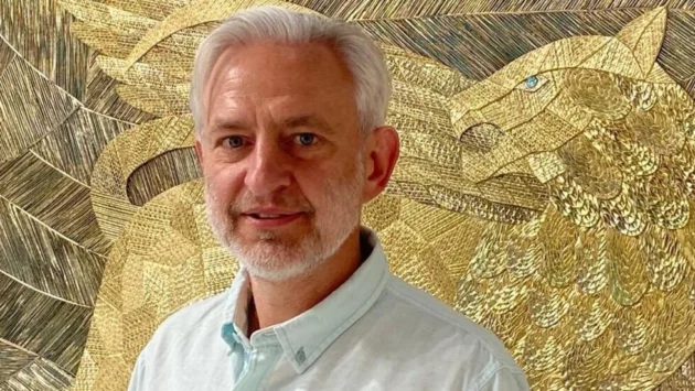 ヴァディム・ガリン、光を彫刻する段ボールと金箔