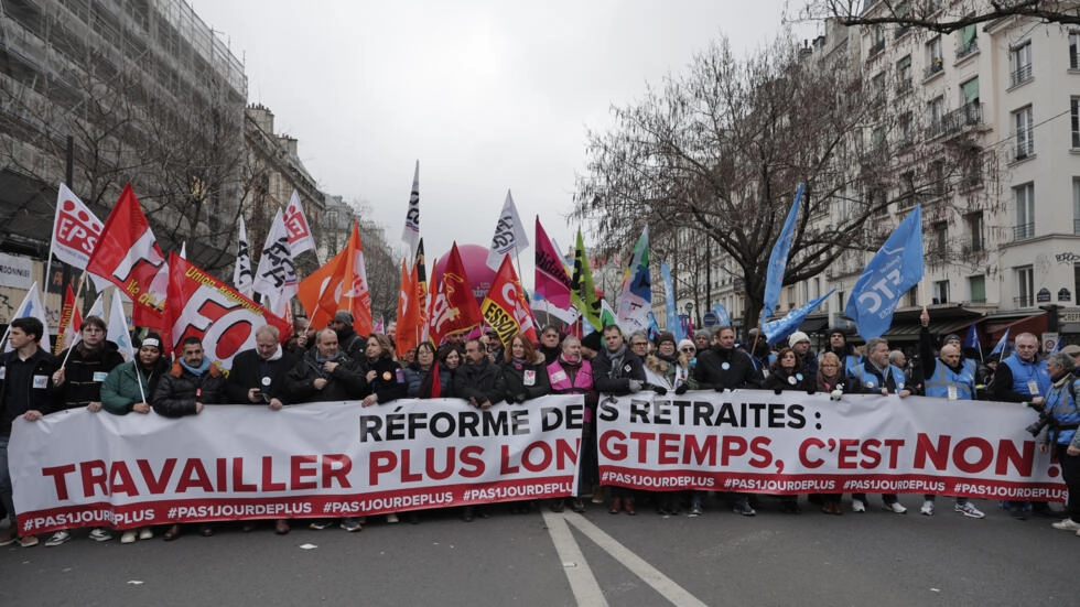2023年1月19日のフランスでの年金改革に反対するデモ。(イラスト) AP - ルイス・ジョリー