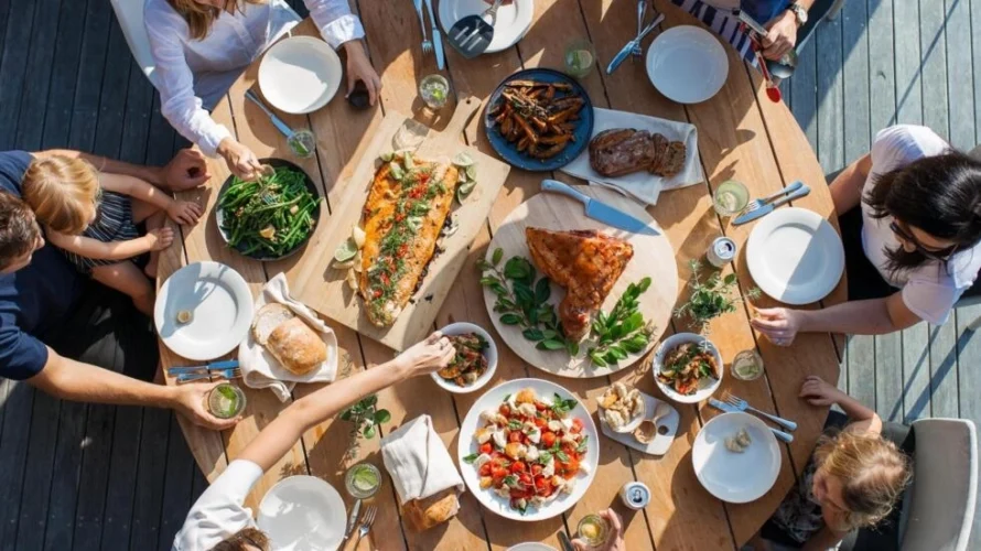 体のニーズ以上のものを食べると、余剰が埋蔵量に変換されます。© Unsplash - ルイサ・ブリンブル