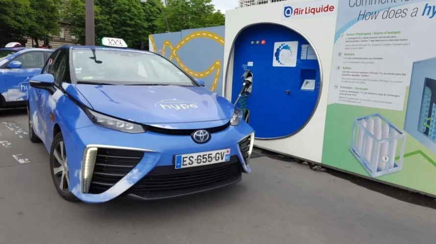 パリ地方の3つの駅のうちの1つ、エッフェル塔の前にある2台の水素タクシー。RFI/L.Berthault