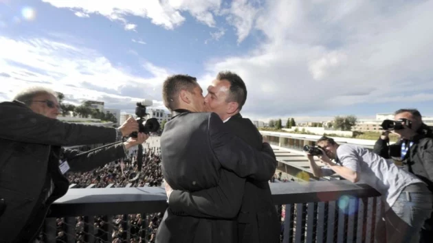 同性愛者の結婚はフランスに平等をもたらし、同性愛嫌悪を引き起こした