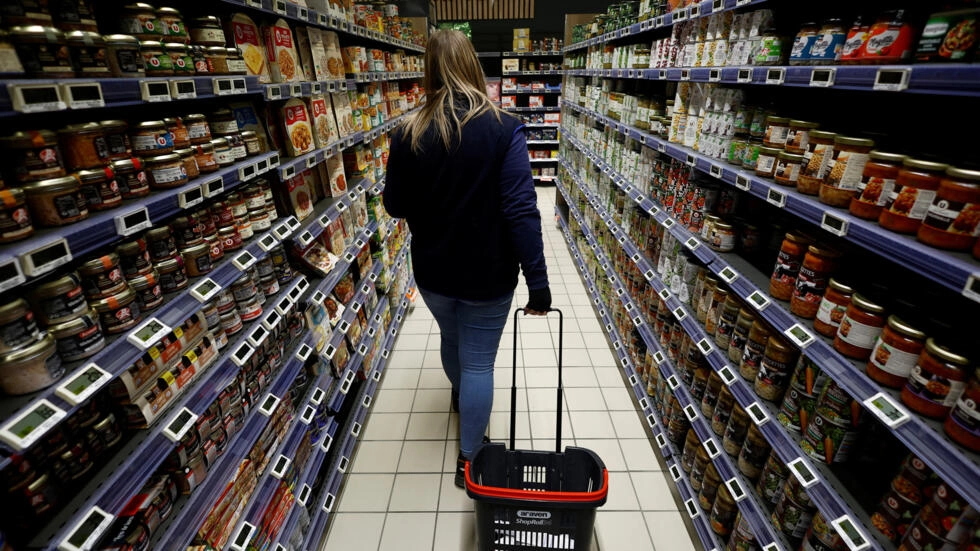 食品産業が制裁の脅威にさらされているため、フランスの買い物客は低価格を約束した