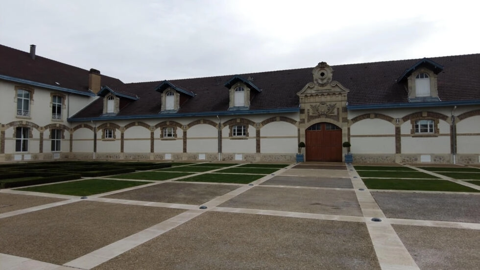 フランス最古のシャンパン生産者、メゾン・ルイナールのセラーで