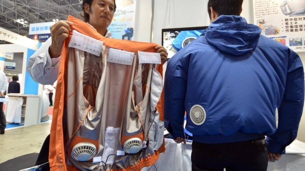 日本では、一部の分野ではエアコン付きのジャケットが不可欠になる