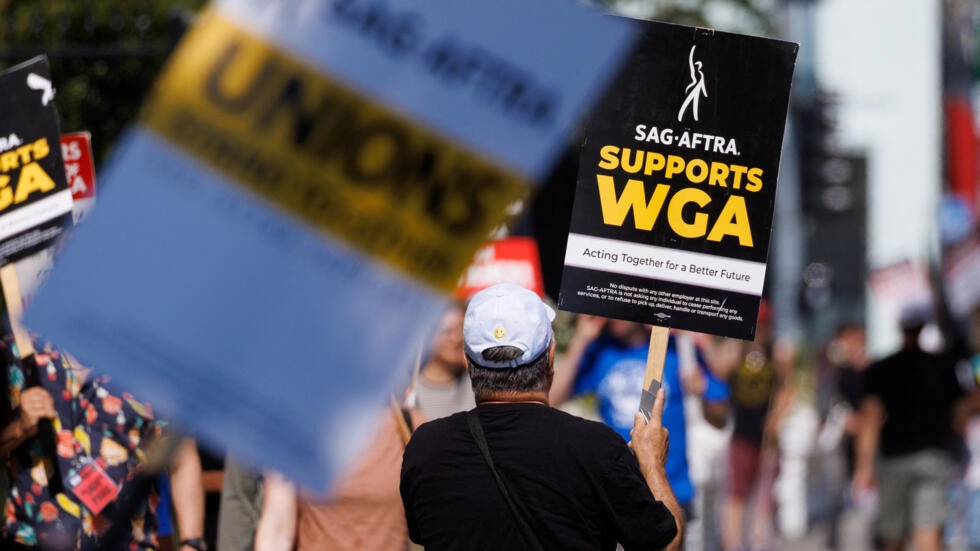 米国：俳優が印象的な脚本家に加わり、ハリウッドを麻痺させる