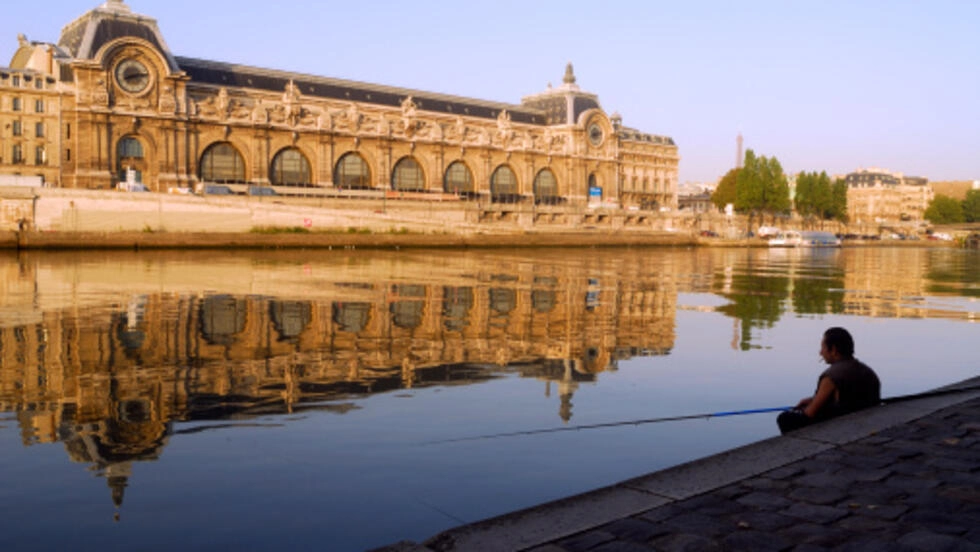 魚はセーヌ川で入浴する