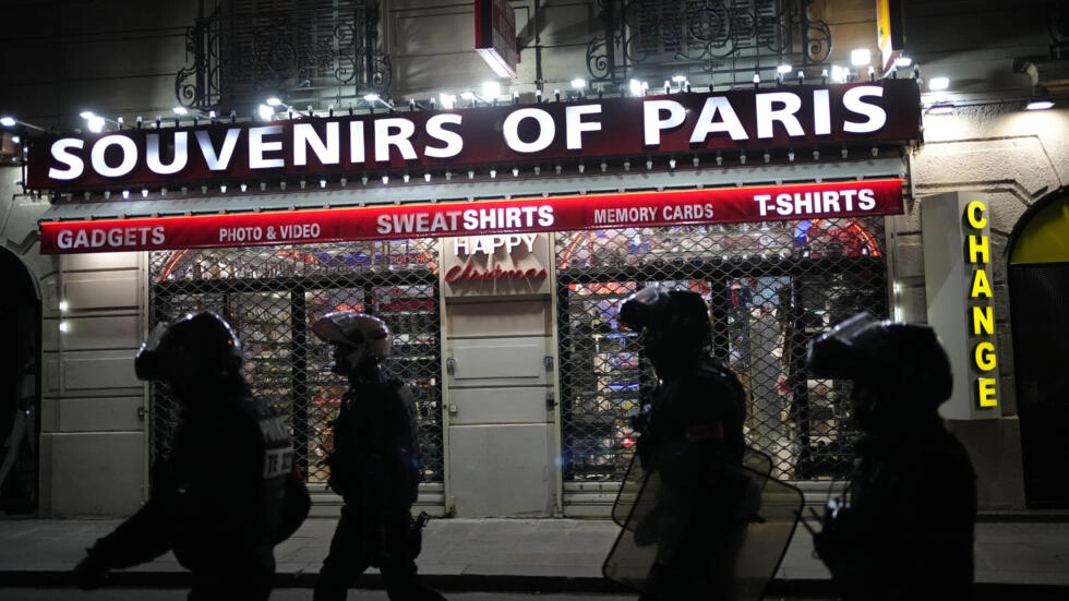 フランス政府は、暴動にもかかわらず、観光客の安全が「保証される」と約束する