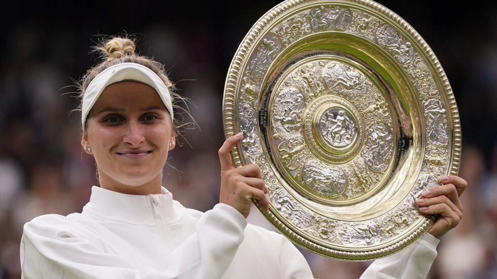 VondrousovaはわがままなJabeurを打ち負かし、最初のウィンブルドンの王冠を持ち上げる