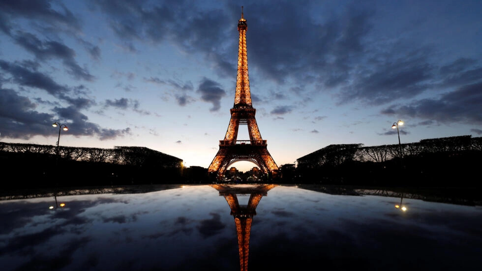 観光客が上層階で大酒を飲んで寝ているのを発見