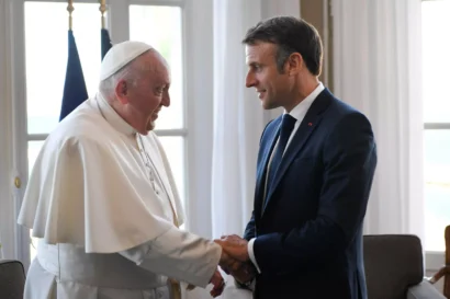 マクロン大統領は9月23日、マルセイユのパレ・デュ・ファロで教皇フランシスコと私的な会談を行った。ロイター経由 - バチカンメディア