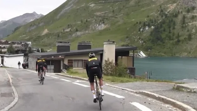 高く乗る：フランスの高山の町がツール・ド・フランスのチームに足を踏み入れた方法