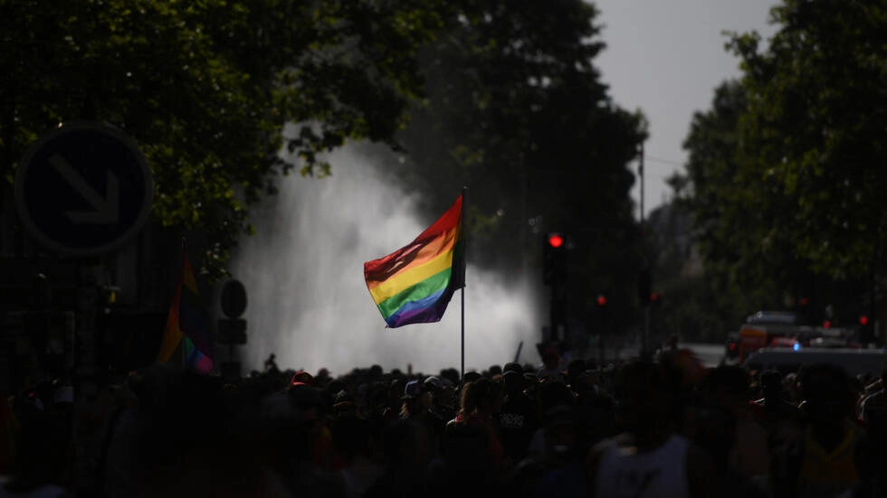 フランスの法案は、同性愛で投獄された数千人を補償しようとしています