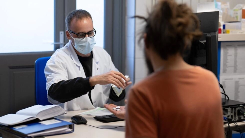 フランスは、文書化されていない移民のための無料医療を廃止することについて議論している