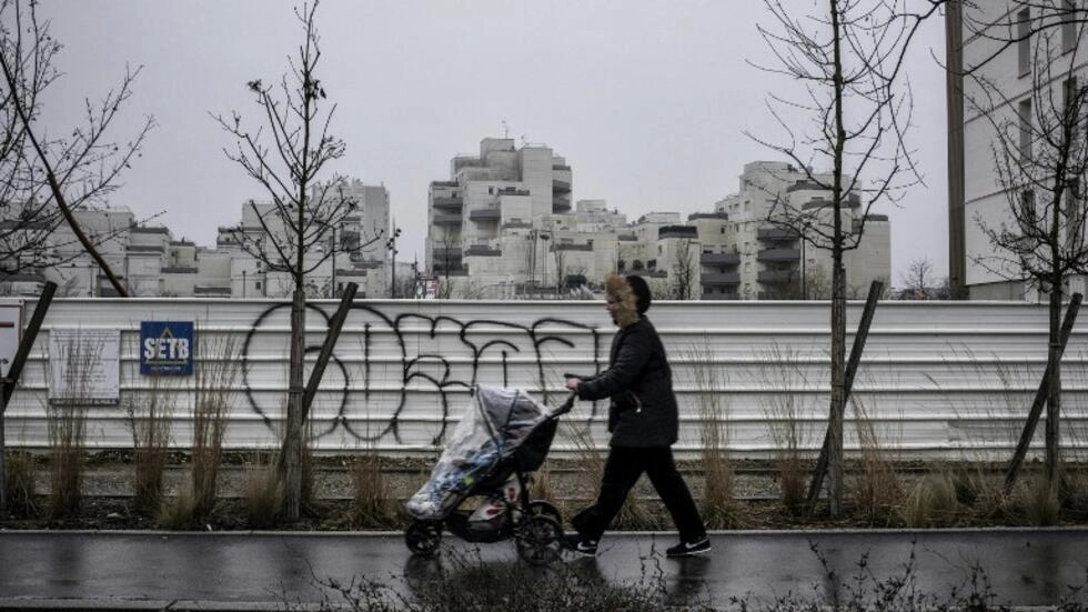 女性と子供にとって貧困に耐えるのが難しい、とフランスの報告書は主張する