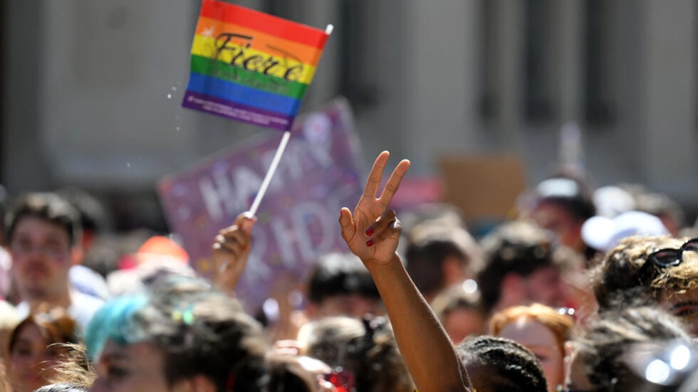 フランスは20年前よりも人種差別的、性差別的、同性愛嫌悪が少ない：レポート