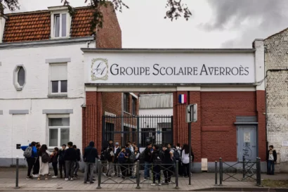 2023年9月28日、フランス北部のリールにあるアヴェロエス高校の外の学生。© AFP / SAMEER AL-DOUMY