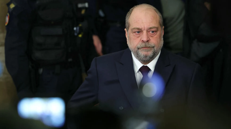 フランスの法務大臣は前例のない利益相反事件で無罪となった