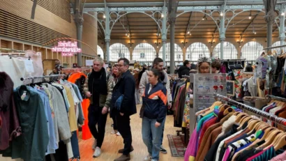 2023年2月、パリのヴィンテージサロン。フランスでは古着の売買が流行しており、古着の着用に対する以前のタブーとはかけ離れている。© Chi Phuong/RFI
