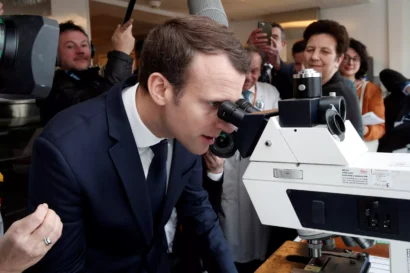 フランスのエマニュエル・マクロン大統領は、2018年3月29日、フランスのパリにあるキュリー研究所を訪問した。© ロイター / ベノワ・テシエ / プール