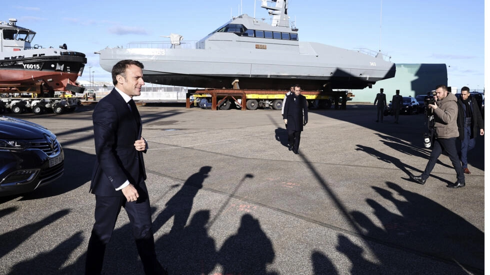 マクロンは、ウクライナへの武器供給が不足しているため、武器生産の増加を求めている