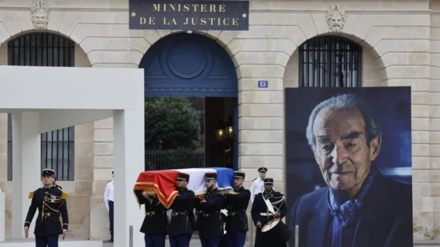 フランスは死刑を終わらせるために勝利した大臣バディインターに敬意を表します