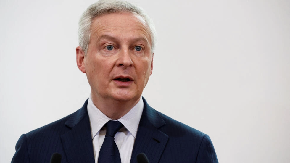 経済成長の鈍化は、フランスが公共支出で100億ユーロを削減しなければならないことを意味する