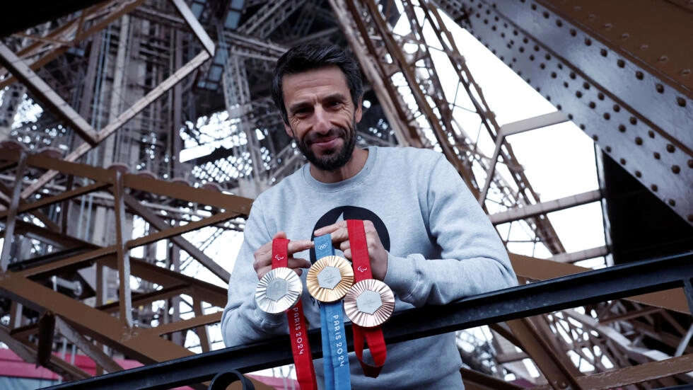 エッフェル塔の金属を含むパリオリンピックのメダル
