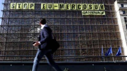 2023年5月25日にブリュッセルで開催されたEU貿易大臣会議の外で、EU-メルコスール協定に対する抗議に参加するグリーンピースの活動家が欧州理事会の建物に掛けたバナー。© Kenzo TRIBOUILLARD / AFP