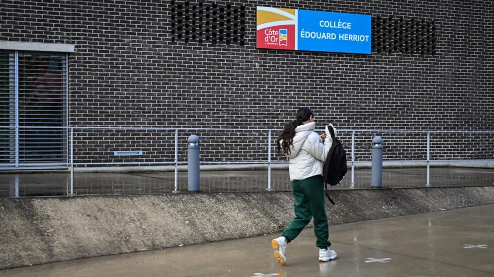 フランスの学校は脅迫的なメッセージと斬首のビデオを送った、と省は言う