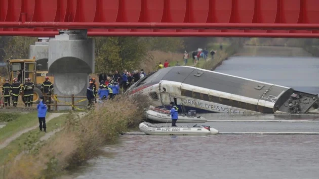 致命的な2015年の高速列車事故の裁判がパリで開かれる