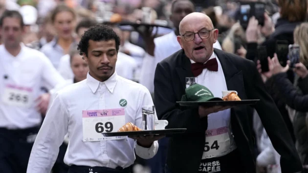 パリが100年の伝統を復活させる中、ウェイターは栄光を競いだ