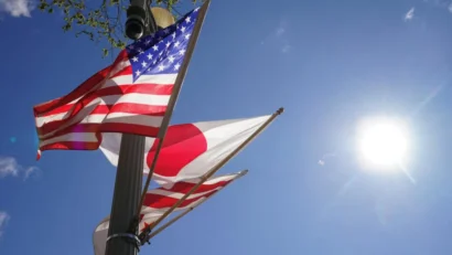 2024年4月5日、アメリカと日本の国旗がホワイトハウスの前で並んで掲げる。ロイター - ケビン・ラマルク