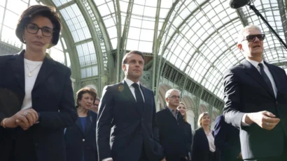 2024年4月15日、グラン・パレでのフランスのエマニュエル・マクロン大統領(中央)は、2024年パリオリンピックの開始の100日前に。© Yoan Valat/Pool ロイター経由