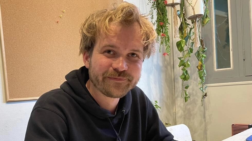 オリンピック会場のリサイクルプラスチックの座席の後ろにいる男性は、ゴミを止める方法を計画しています