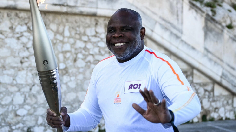 オリンピックの聖火は、フランスを横断する78日間の旅に出発します