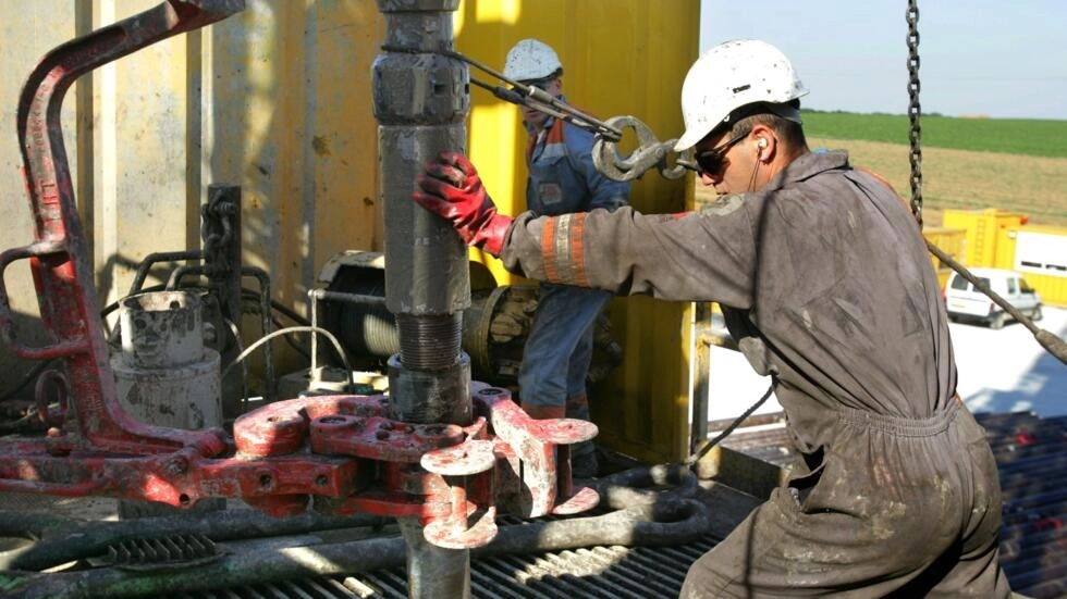 パリ市長は、石油プロジェクトが市の水供給を脅かす可能性があると警告している