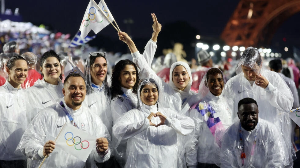 難民オリンピックチームはパリ大会で回復力のために旗を掲げる