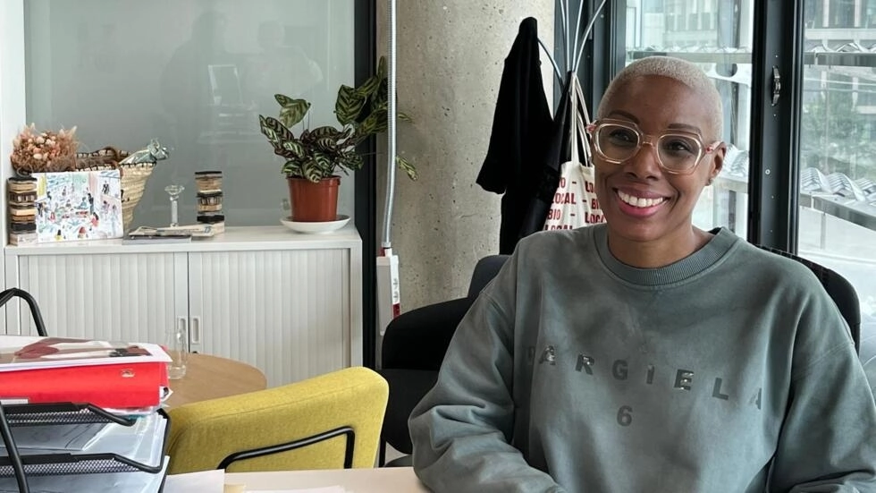 ファッションデザイナーのハワ・サンガレは、パリ2024がスポーツと芸術を融合させる中、オリンピックの聖火を運ぶ