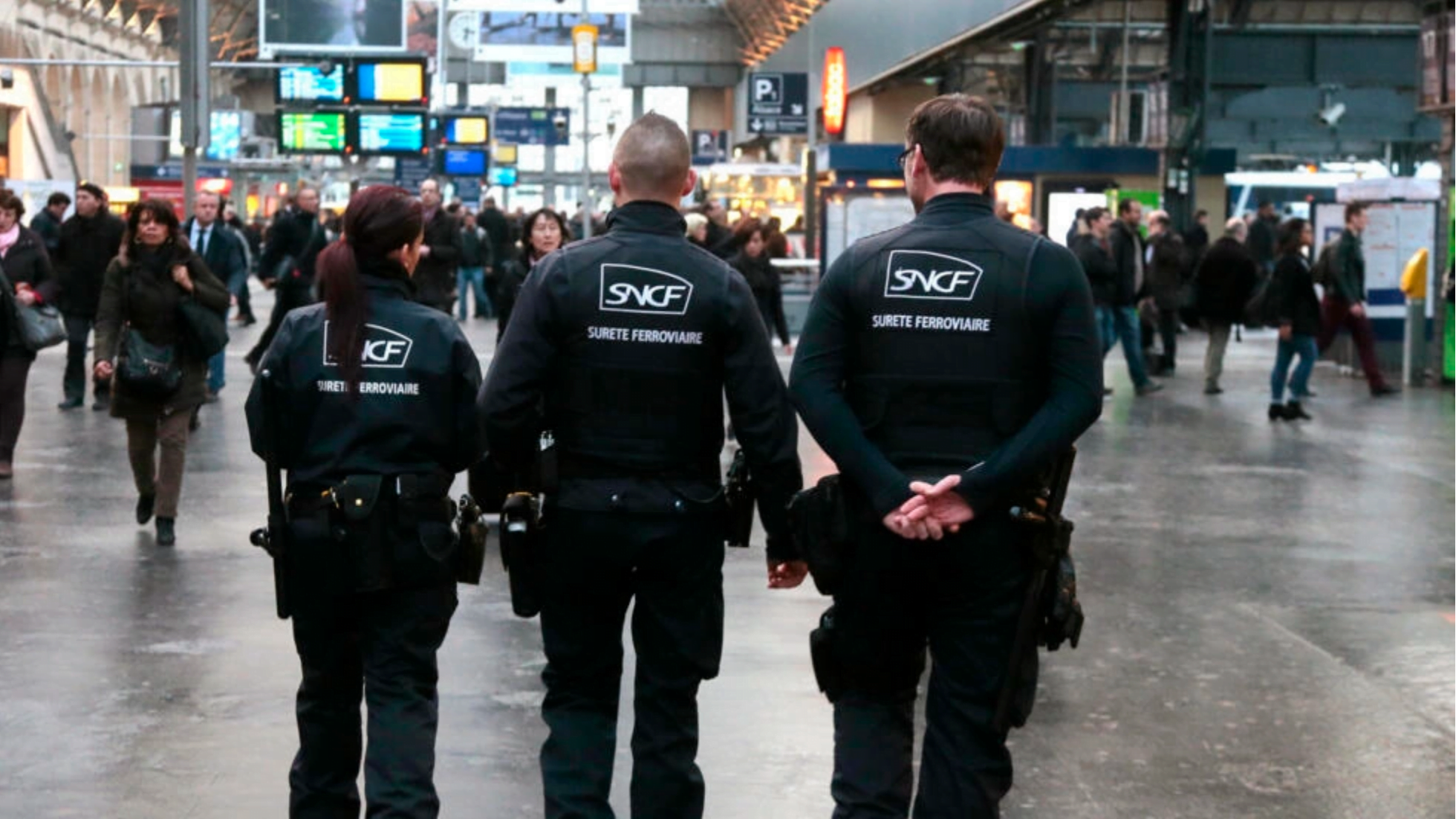 攻撃者はオリンピック前にパリをパトロールしているフランス兵を刺し、負傷させる