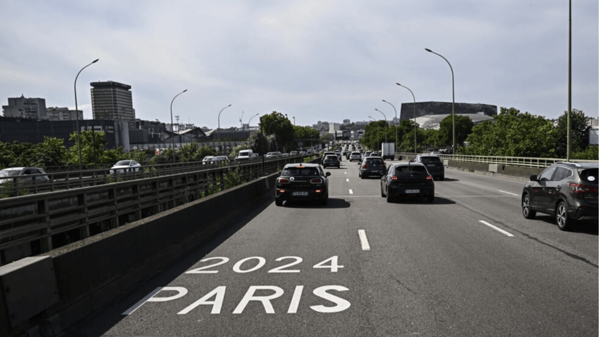 パリはオリンピック交通のために予約された優先道路レーンを開放する