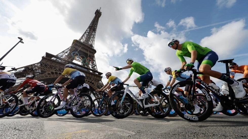 都市をボイコットしたパリジャンは、オリンピックのお祭り騒ぎに参加するために急いで家に帰る